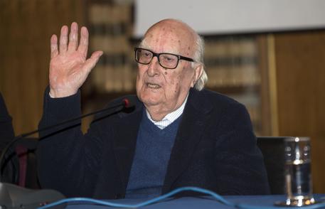 Cinegiornale.net litalia-e-il-suo-commissario-montalbano-dicono-addio-allo-scrittore-andrea-camilleri L’Italia e il suo commissario Montalbano dicono “addio” allo scrittore Andrea Camilleri News  