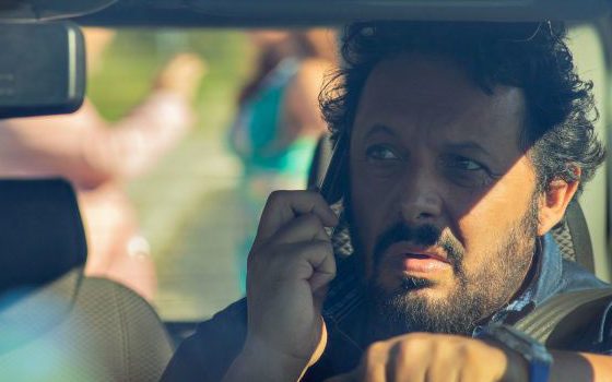 Cinegiornale.net tutta-unaltra-vita-enrico-brignano-protagonista-di-una-commedia-leggera-sullidentita-560x350 Tutta un’altra vita, Enrico Brignano protagonista di una commedia leggera sull’identità Cinema News Recensioni  