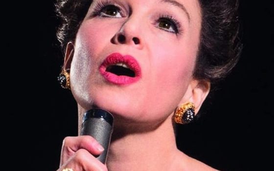 Cinegiornale.net romaff14-judy-una-toccante-renee-zellweger-e-judy-garland-nel-biopic-di-rupert-goold-560x350 RomaFF14: Judy,  una toccante Renée Zellweger è Judy Garland nel biopic di Rupert Goold Cinema News Recensioni  