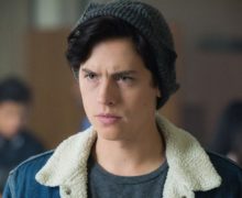 Cinegiornale.net cole-sprouse-e-stato-arrestato-durante-una-manifestazione-di-black-lives-matter-220x180 Cole Sprouse è stato arrestato durante una manifestazione di Black Lives Matter News  
