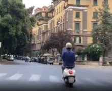 Cinegiornale.net caro-diario-nanni-moretti-torna-in-vespa-a-27-anni-dal-film-220x180 Caro Diario: Nanni Moretti torna in vespa a 27 anni dal film News  