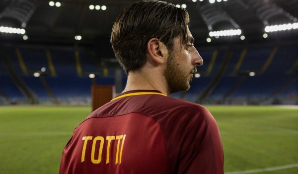 Cinegiornale.net speravo-de-mori-prima-pietro-castellitto-nei-panni-di-totti-nella-prima-foto-della-serie-600x350 Speravo de morì prima | Pietro Castellitto nei panni di Totti nella prima foto della serie News Serie-tv  