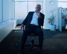Cinegiornale.net death-to-2020-recensione-del-mockumentary-netflix-di-charlie-brooker-220x180 Death to 2020: recensione del mockumentary Netflix di Charlie Brooker News Recensioni  
