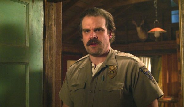 Cinegiornale.net stranger-things-il-primo-teaser-della-quarta-stagione-svela-il-destino-di-hopper-600x350 Stranger Things: il primo teaser della quarta stagione svela il destino di Hopper News Serie-tv  