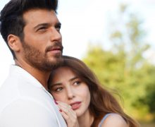 Cinegiornale.net bay-yanlis-nona-puntata-serdar-rovina-il-romantico-compleanno-di-ezgi-dove-e-come-vederla-in-italiano-e-i-nuovi-trailer-220x180 Bay Yanlis nona puntata, Serdar rovina il romantico compleanno di Ezgi… Dove e come vederla in italiano e i nuovi trailer News Serie-tv  