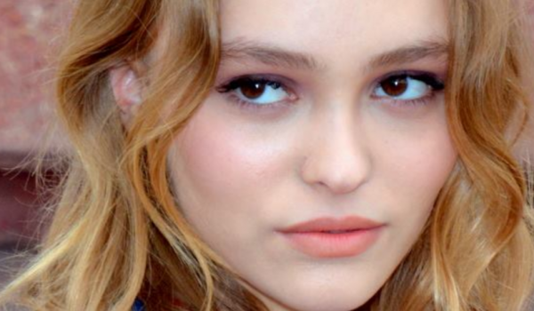 Cinegiornale.net lily-rose-depp-la-figlia-di-johnny-depp-reagisce-alla-standing-ovation-per-il-nuovo-film-di-suo-padre-600x350 Lily Rose Depp: la figlia di Johnny Depp reagisce alla standing ovation per il nuovo film di suo padre News  