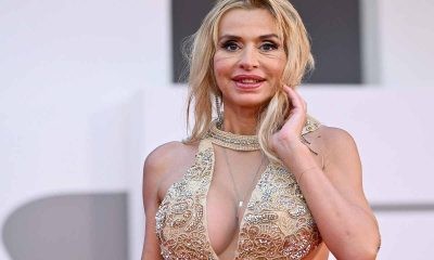 Cinegiornale.net addosso-solo-lo-striscione-valeria-marini-scalda-i-tifosi-foto-bollente-2 “Addosso solo lo striscione”: Valeria Marini scalda i tifosi | Foto bollente Gossip News  