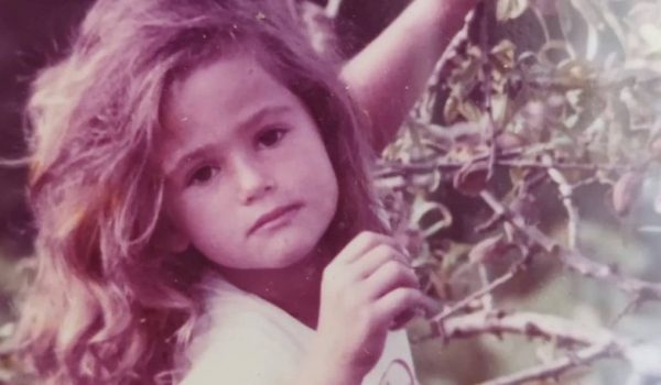 Cinegiornale.net chi-e-questa-bimba-che-raccoglie-fichi-irriconoscibile-una-bellissima-showgirl-italiana-600x350 Chi è questa bimba che raccoglie fichi? Irriconoscibile | Una bellissima showgirl italiana Gossip News  