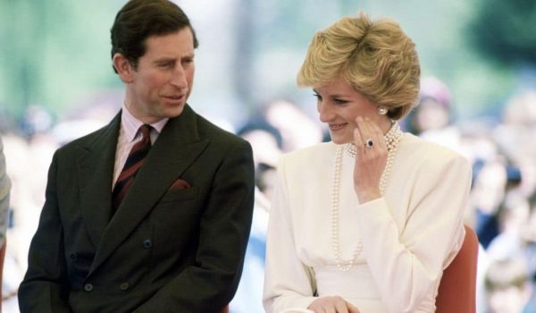 Cinegiornale.net il-gesto-di-lady-diana-che-fece-infuriare-la-regina-prima-delle-nozze-contro-il-protocollo-reale-600x350 Il gesto di Lady Diana che fece infuriare la Regina prima delle nozze | Contro il protocollo reale Gossip News  