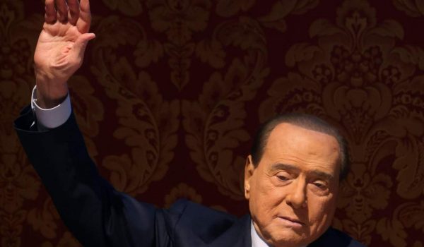 Cinegiornale.net il-programma-si-paralizza-dopo-la-notizia-della-morte-di-berlusconi-panico-in-studio-600x350 Il programma “si paralizza” dopo la notizia della morte di Berlusconi: panico in studio Gossip News  
