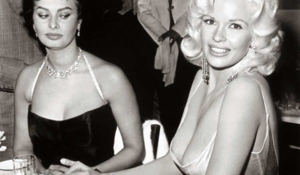 Cinegiornale.net la-storia-dietro-le-foto-sophia-loren-e-la-scollatura-di-jayne-mansfield-600x350 La storia dietro le foto: Sophia Loren e la scollatura di Jayne Mansfield Cinema News  