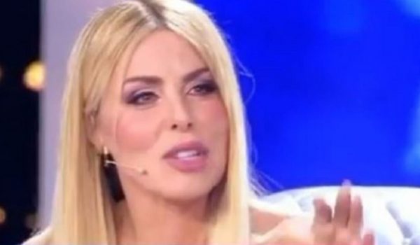 Cinegiornale.net loredana-lecciso-che-imbarazzo-la-figlia-senza-freni-600x350 Loredana Lecciso, che imbarazzo: la figlia senza freni Gossip News  