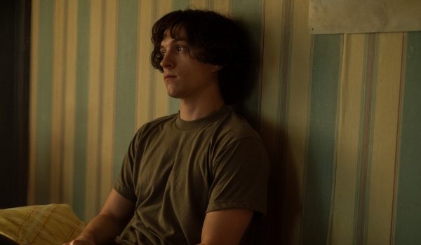 Cinegiornale.net the-crowded-room-emmy-rossum-spiega-perche-abbia-senso-che-sia-lei-ad-interpretare-la-mamma-di-tom-holland-600x350 The Crowded Room, Emmy Rossum spiega perché abbia senso che sia lei ad interpretare la mamma di Tom Holland News  