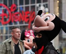 Cinegiornale.net haunted-mansion-i-personaggi-disney-sfilano-sul-red-carpet-per-il-film-al-posto-degli-attori-a-causa-dello-sciopero-220x180 Haunted Mansion: i personaggi Disney sfilano sul red carpet per il film al posto degli attori a causa dello sciopero News  