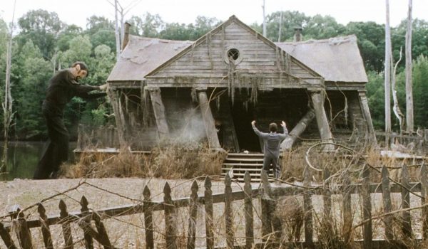 Cinegiornale.net la-casa-del-film-big-fish-di-tim-burton-e-stata-distrutta-da-un-incendio-600x350 La casa del film “Big Fish” di Tim Burton è stata distrutta da un incendio News  