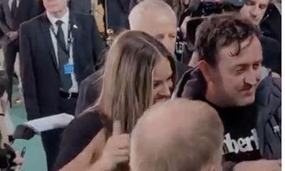 Cinegiornale.net margot-robbie-sorprende-tutti-alla-premiere-di-barbie-un-gesto-inaspettato-i-fan-senza-parole-video Margot Robbie sorprende tutti alla premiere di Barbie: un gesto inaspettato | I fan senza parole (VIDEO) Gossip News  