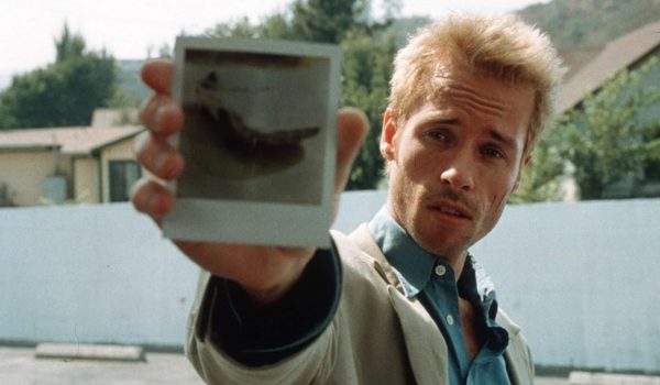 Cinegiornale.net memento-il-film-che-consacro-christopher-nolan-compie-20-anni-600x350 Memento | il film che consacrò Christopher Nolan compie 20 anni News  