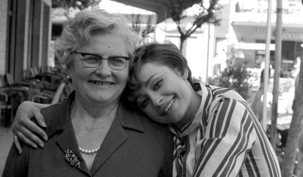 Cinegiornale.net raffa-chi-era-la-donna-dietro-il-mito-della-carra-recensione-600x350 RAFFA: chi era la donna dietro il mito della Carrà | Recensione News Recensioni  