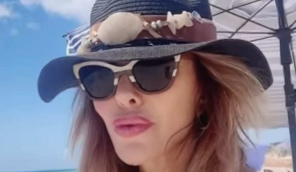 Cinegiornale.net sei-una-capra-alba-parietti-infuriata-commenti-al-veleno-sotto-la-sua-foto-in-bikini-600x350 “Sei una capra”: Alba Parietti infuriata | Commenti al veleno sotto la sua foto in bikini Gossip News  