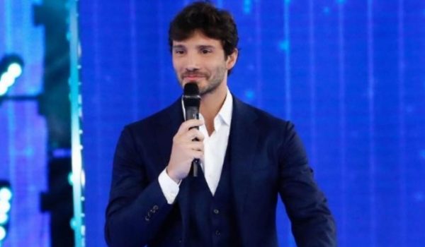 Cinegiornale.net 15-mila-euro-in-regalo-lannuncio-bomba-di-stefano-de-martino-corsa-folle-per-averli-foto-600x350 “15 Mila euro in regalo”: l’annuncio bomba di Stefano De Martino | Corsa folle per averli [FOTO] Gossip News  