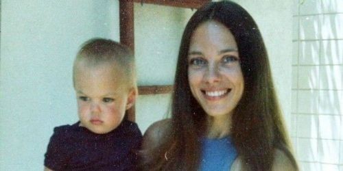 Cinegiornale.net e-la-madre-della-famosa-attrice-hollywoodiana-lavete-riconosciuta È la madre della famosa attrice hollywoodiana, l’avete riconosciuta? News  