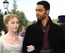 Cinegiornale.net e-la-protagonista-della-serie-in-costume-piu-amata-di-netflix-suo-padre-e-uno-sceneggiatore-e-sua-madre-e-la-star-di-una-nota-soap-opera-inglese-la-riconoscete-220x180 É la protagonista della serie in costume più amata di Netflix, suo padre è uno sceneggiatore e sua madre è la star di una nota soap opera inglese. La riconoscete? News  