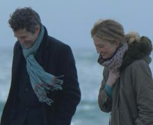 Cinegiornale.net hors-saison-lirripetibile-bellezza-nostalgica-di-un-amore-fuori-stagione-la-recensione-da-venezia-80-220x180 Hors-saison: l’irripetibile bellezza nostalgica di un amore “fuori stagione”. La recensione da Venezia 80 News Recensioni Trailers  