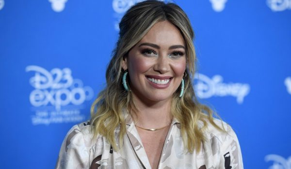 Cinegiornale.net how-i-met-your-mother-svelata-la-prima-immagine-di-hilary-duff-nello-spin-off-della-serie-foto-600x350 How I Met Your Mother: svelata la prima immagine di Hilary Duff nello spin-off della serie [FOTO] News Serie-tv  