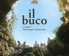 Cinegiornale.net il-buco-trailer-e-poster-del-film-italiano-premiato-a-venezia-2021-220x180 Il buco: trailer e poster del film italiano premiato a Venezia 2021 News  