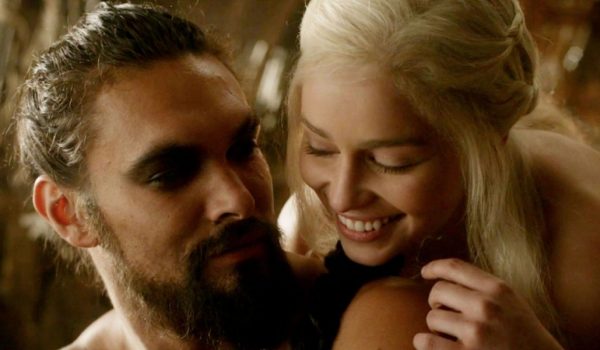 Cinegiornale.net il-trono-di-spade-daenerys-e-khal-drogo-si-riuniscono-le-foto-di-emilia-clarke-e-jason-momoa-fanno-sognare-i-fan-600x350 Il Trono di Spade, Daenerys e Khal Drogo si riuniscono: le foto di Emilia Clarke e Jason Momoa fanno sognare i fan News Serie-tv  