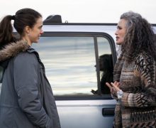 Cinegiornale.net le-avete-riconosciute-sono-madre-e-figlia-nella-realta-adesso-una-e-bipolare-laltra-e-una-cameriera-e-recitano-insieme-in-unemozionante-serie-netflix-220x180 Le avete riconosciute? Sono madre e figlia nella realtà. Adesso, una è bipolare, l’altra è una cameriera e recitano insieme in un’emozionante serie Netflix News  