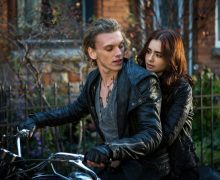 Cinegiornale.net lily-collins-le-10-imperdibili-curiosita-sullattrice-protagonista-della-serie-emily-in-paris-220x180 Lily Collins: le 10 imperdibili curiosità sull’attrice protagonista della serie Emily in Paris News  