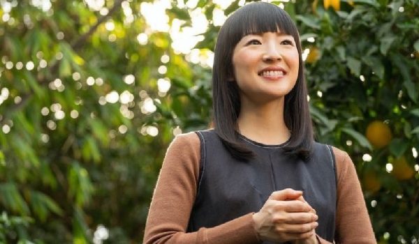 Cinegiornale.net marie-kondo-scintille-di-gioia-e-meditazione-600x350 Marie Kondo: scintille di gioia e meditazione News Serie-tv  