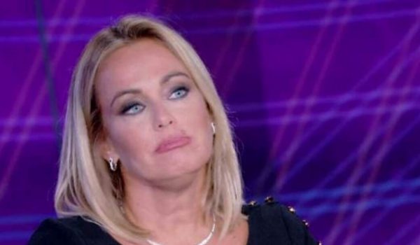 Cinegiornale.net sonia-bruganelli-gelosa-reagisce-cosi-pagliacci-volano-stracci-dietro-le-quinte-600x350 Sonia Bruganelli gelosa reagisce così: “Pagliacci” | Volano stracci dietro le quinte Gossip News  