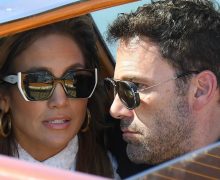 Cinegiornale.net venezia-78-ben-affleck-e-jennifer-lopez-sbarcano-al-lido-e-incantano-i-fan-220x180 Venezia 78: Ben Affleck e Jennifer Lopez sbarcano al Lido e incantano i fan News  