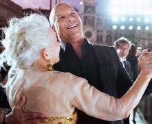 Cinegiornale.net venezia-la-danza-sotto-la-pioggia-di-helen-mirren-e-vin-diesel-220x180 Venezia: la danza sotto la pioggia di Helen Mirren e Vin Diesel News  