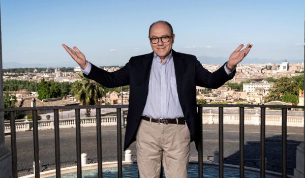 Cinegiornale.net vita-da-carlo-i-primi-quattro-episodi-della-serie-scritta-e-diretta-da-verdone-600x350 Vita da Carlo | i primi quattro episodi della serie scritta e diretta da Verdone News Serie-tv  