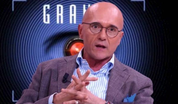 Cinegiornale.net alfonso-signorini-sconvolto-volano-ingiurie-gravissime-in-diretta-espulsione-immediata-600x350 Alfonso Signorini sconvolto: volano ingiurie gravissime in diretta | Espulsione immediata Gossip News  