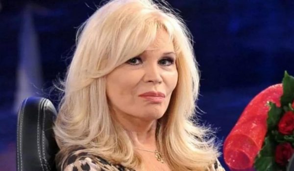 Cinegiornale.net amanda-lear-beccata-cena-per-due-lui-e-giovanissimo-e-con-gli-occhi-azzurri-600x350 Amanda Lear beccata: “Cena per due” | Lui è giovanissimo e con gli occhi azzurri Gossip News  