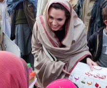 Cinegiornale.net angelina-jolie-condivide-la-commovente-lettera-di-una-donna-afghana-non-dimentichiamole-1-220x180 Angelina Jolie condivide la commovente lettera di una donna afghana: “Non dimentichiamole” News  