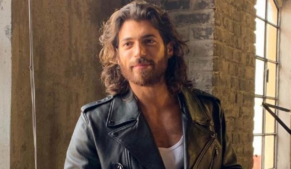 Cinegiornale.net can-yaman-sorrisi-e-foto-con-le-fan-vincitrici-del-concorso-mondadori-600x350 Can Yaman | sorrisi e foto con le fan vincitrici del concorso Mondadori News  