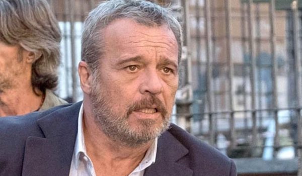 Cinegiornale.net claudio-amendola-vita-privata-e-carriera-dellattore-prossimamente-su-rai-uno-con-nero-a-meta-3-600x350 Claudio Amendola: vita privata e carriera dell’attore prossimamente su Rai Uno con Nero a metà 3 News  