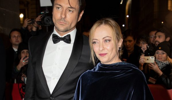 Cinegiornale.net come-si-sono-conosciuti-andrea-giambruno-e-giorgia-meloni-tutta-colpa-delle-bucce-di-banana-600x350 Come si sono conosciuti Andrea Giambruno e Giorgia Meloni | Tutta colpa delle bucce di banana Gossip News  