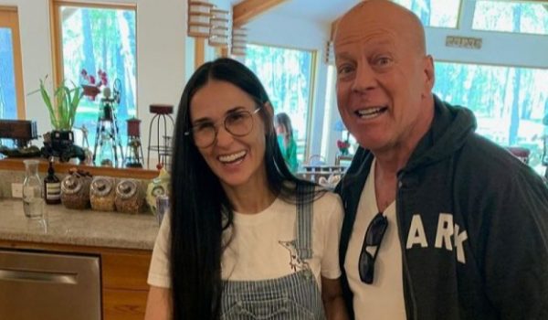 Cinegiornale.net demi-moore-ringrazia-bruce-willis-sono-grata-per-la-nostra-famiglia-allargata-600x350 Demi Moore ringrazia Bruce Willis: ”Sono grata per la nostra famiglia allargata” News  