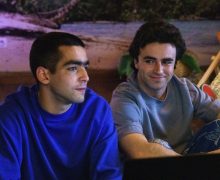 Cinegiornale.net elite-storie-brevi-samuel-omar-recensione-della-seconda-raccolta-di-episodi-speciali-220x180 Élite Storie brevi: Samuel Omar – Recensione della seconda raccolta di episodi speciali News Recensioni Serie-tv  