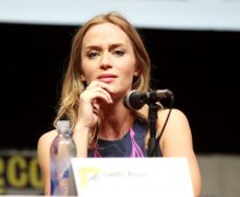 Cinegiornale.net emily-blunt-nella-bufera-dopo-la-diffusione-online-di-un-vecchio-video-compromettente-arrivano-le-scuse-sono-mortificata-220x180 Emily Blunt nella bufera dopo la diffusione online di un vecchio video compromettente, arrivano le scuse: “Sono mortificata” News  