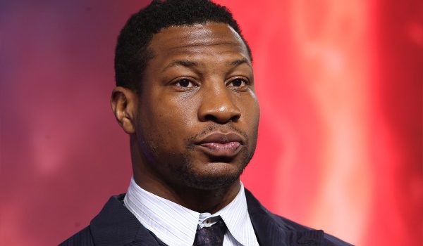 Cinegiornale.net jonathan-majors-fissata-la-data-del-processo-mentre-emergono-nuovi-dettagli-sulla-presunta-aggressione-600x350 Jonathan Majors, fissata la data del processo mentre emergono nuovi dettagli sulla presunta aggressione News  