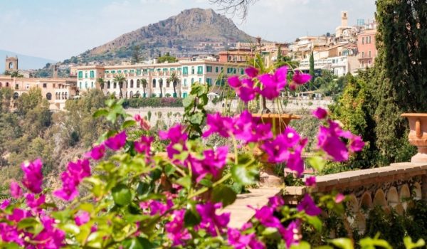Cinegiornale.net la-seconda-stagione-di-the-white-lotus-sara-ambientata-in-italia-scopri-dove-600x350 La seconda stagione di The White Lotus sarà ambientata in Italia. Scopri dove News  