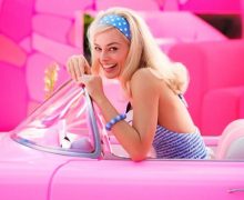 Cinegiornale.net margot-robbie-e-barbie-nella-prima-immagine-del-film-di-greta-gerwig-220x180 Margot Robbie è Barbie nella prima immagine del film di Greta Gerwig News  