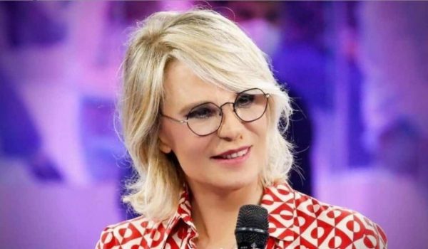 Cinegiornale.net maria-de-filippi-si-commuove-in-studio-quando-mi-hai-guardato-per-la-prima-volta-una-dedica-inaspettata-600x350 Maria De Filippi si commuove in studio: “Quando mi hai guardato per la prima volta” | una dedica inaspettata Gossip News  